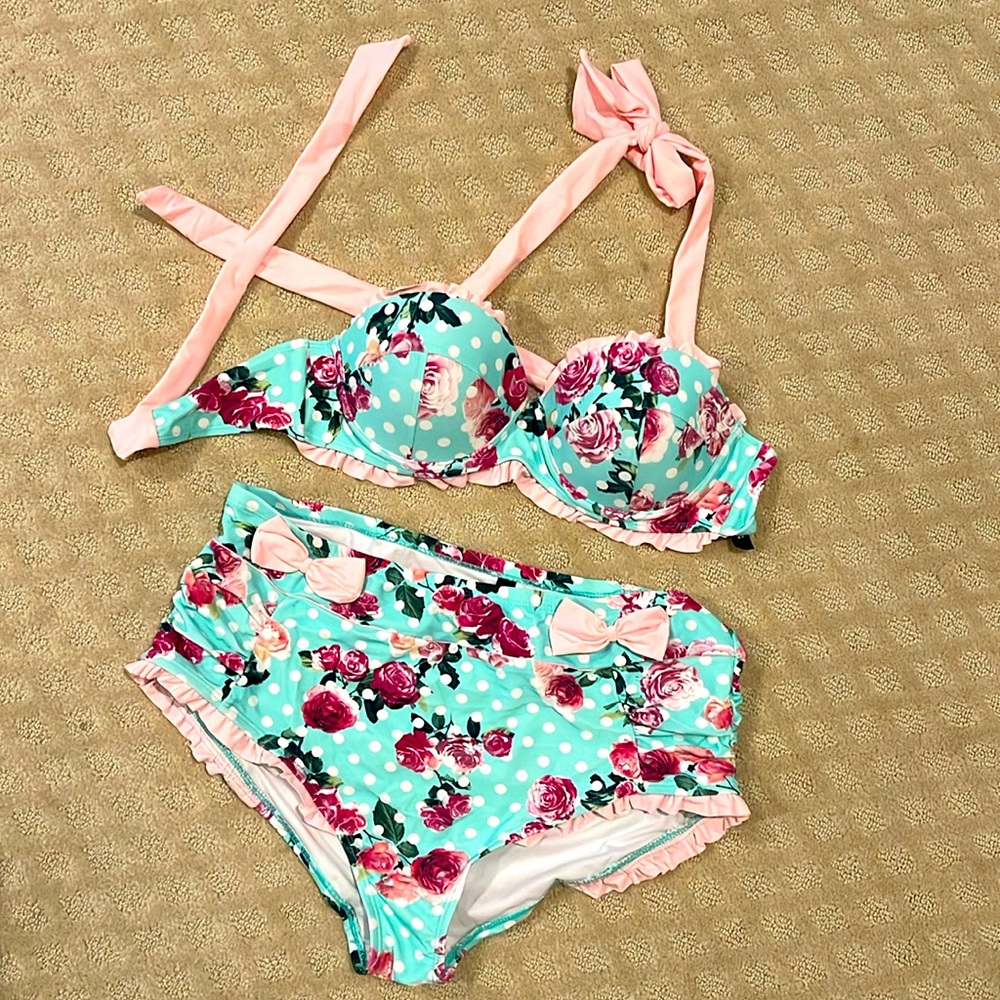 Hot Topic retro pinup girl high wasited swimsuit.